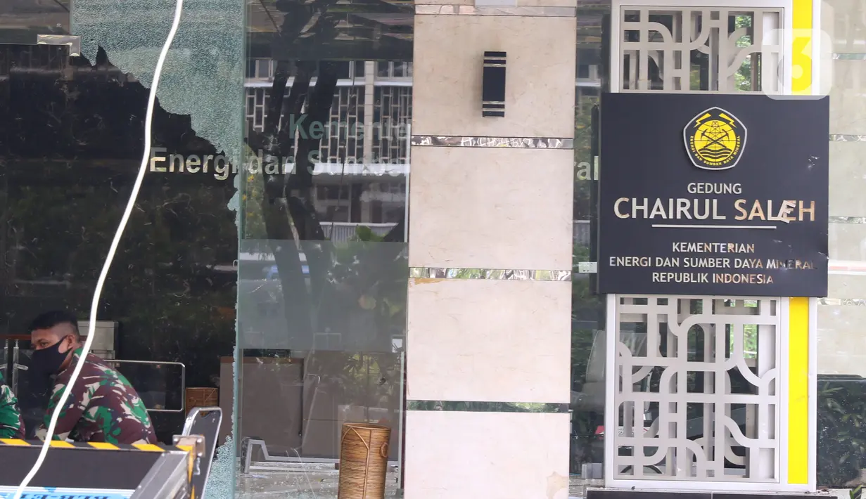 Aparat TNI berjaga di gedung Kementerian Energi dan Sumber Daya Mineral (ESDM), Jakarta, Jumat (9/10/2020). Terjadi aksi perusakan dan penjarahan di gedung Kementerian ESDM saat unjuk rasa penolakan Undang-Undang (UU) Cipta Kerja, Kamis 8 Oktober 2020. (Liputan6.com/Angga Yuniar)