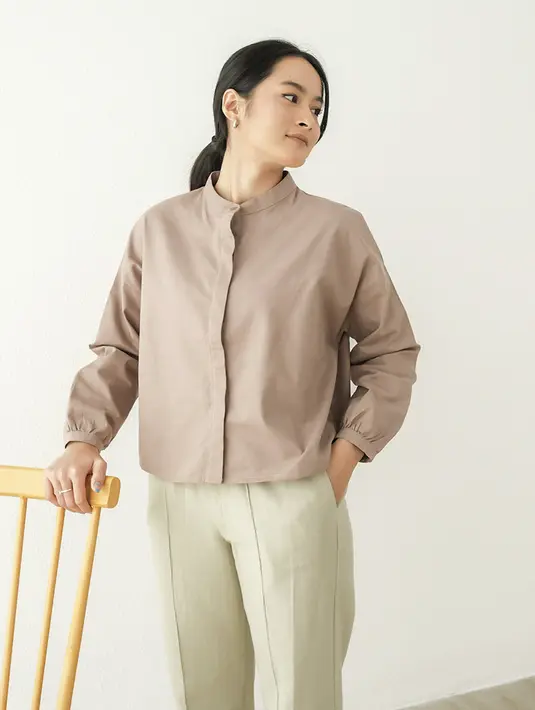 Tak suka dengan pakaian yang banyak detail dan lebih suka dengan gaya minimalis yang simple namun tetap terlihat rapi, kamu bisa gunakan Noon Shirt dengan kerah mandarin yang dikombinasikan dengan Supple Pants, celana panjang dengan pinggang full karet.