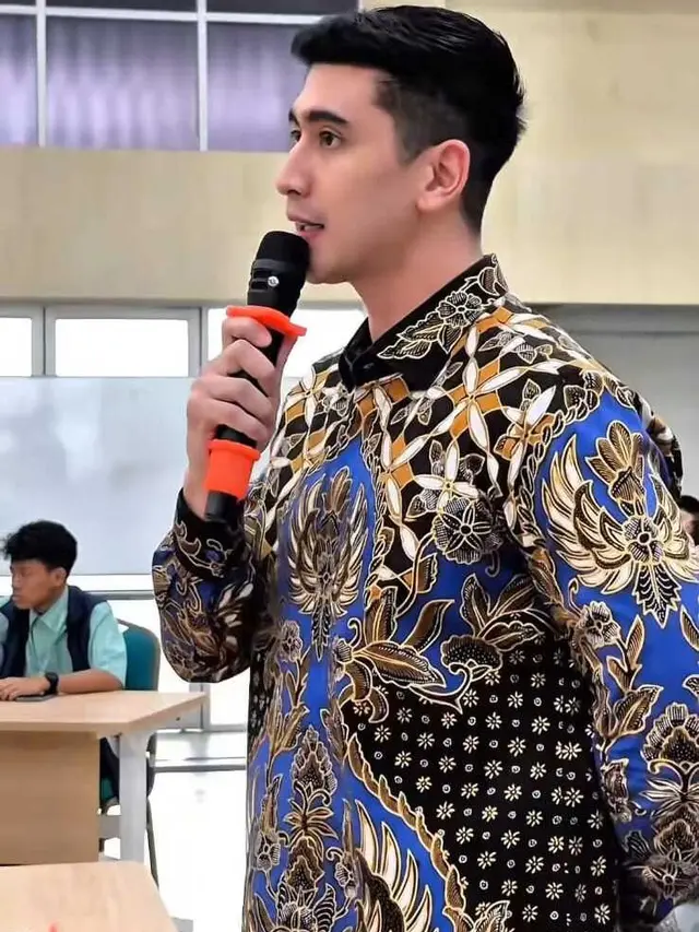 6 Model Batik Verrell Bramasta/Instagram @bramastavrl