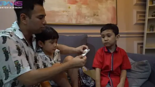 6 Momen Pertemuan Rafathar dengan Kembarannya yang Viral, Bak Pinang Dibelah Dua