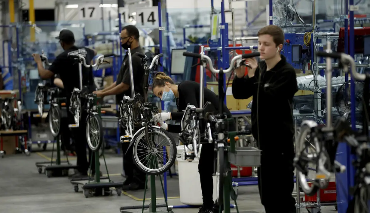 Para pekerja merakit sepeda lipat Brompton di pabrik Brompton di London, Inggris, 24 November 2020. Nasib industri sepeda Brompton semakin tidak menentu di tengah ketidakpastian Brexit, persaingan baru yang tak terduga dari China, dan pandemi COVID-19. (AP Photo/Matt Dunham)