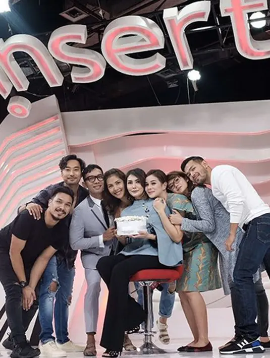 "Setelah 8 tahun lebih bergabung dengan keluarga @1nserttranstv ..akhirnya hari ini..merupakan hari terakhir aq siaran di program kesayangan..beraat??pastii..sediih??bangeeet..," tulis Fenita. (Instagram/fenitarie)