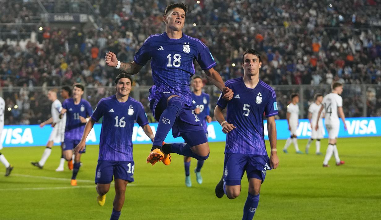Pemain Argentina U-20, Brian Aguirre (tengah) melakukan selebrasi bersama rekannya setelah mencetak gol keempat ke gawang Selandia Baru U-20 pada laga lanjutan Grup A Piala Dunia U-20 2023 di San Juan Stadium, Argentina, Sabtu (27/05/2023) WIB. Argentina menang dengan skor 5-0. (AP Photo/Natacha Pisarenko)