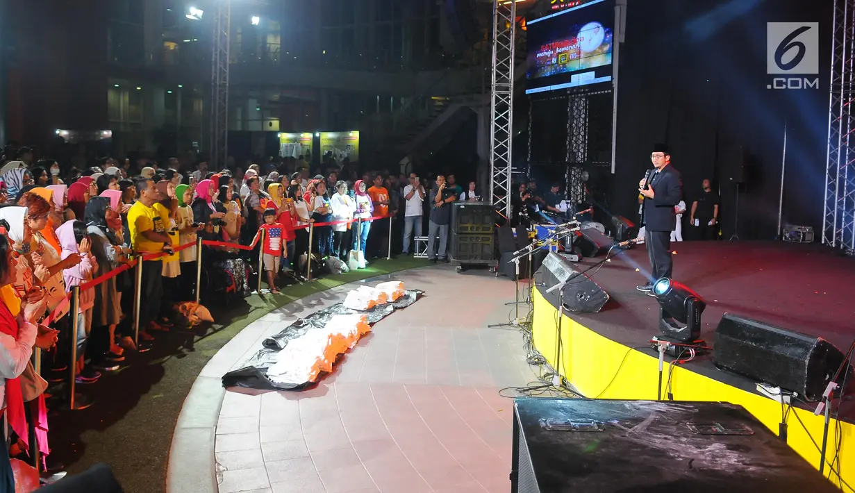 Ustadz Yusuf Mansur memberikan ceramah pada acara Doa Bersama Lintas Agama dan Festival Seni Budaya di Jakarta, Jumat (12/4). Acara yang digelar Gerakan Alumni UI dan IKJ mengusung tema "SATUkan Doa menuju Kemenangan". (Liputan6.com/Angga Yuniar)