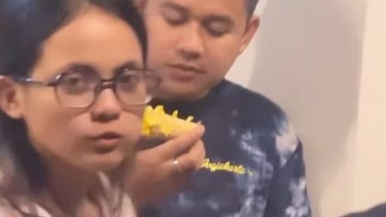 Dari unggahan IG Story Aulia DA, terlihat Putri Isnari dan Abdul Azis sedang asyik menikmati makanan sambil bermain bersama teman-temannya.