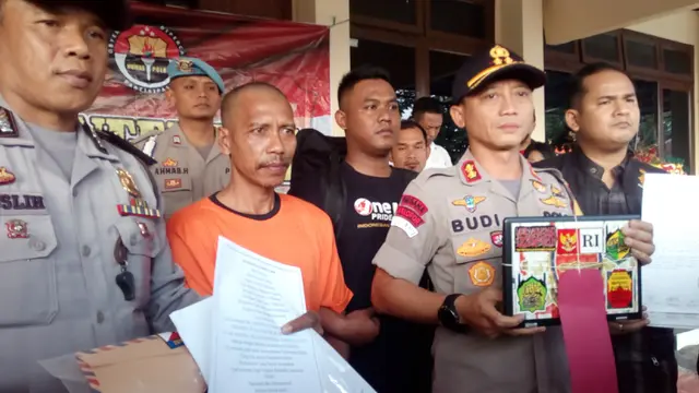 Nara Sopandi, salah satu pengikut setia Nabi palsu Sensen Komara, tengah memberikan penjelasan di depan wartawan Garut