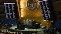 Anggota PBB memberikan suara pada resolusi tentang Ukraina selama pertemuan darurat Majelis Umum di markas besar PBB, Rabu, 2 Maret 2022. (AP Photo/Seth Wenig)