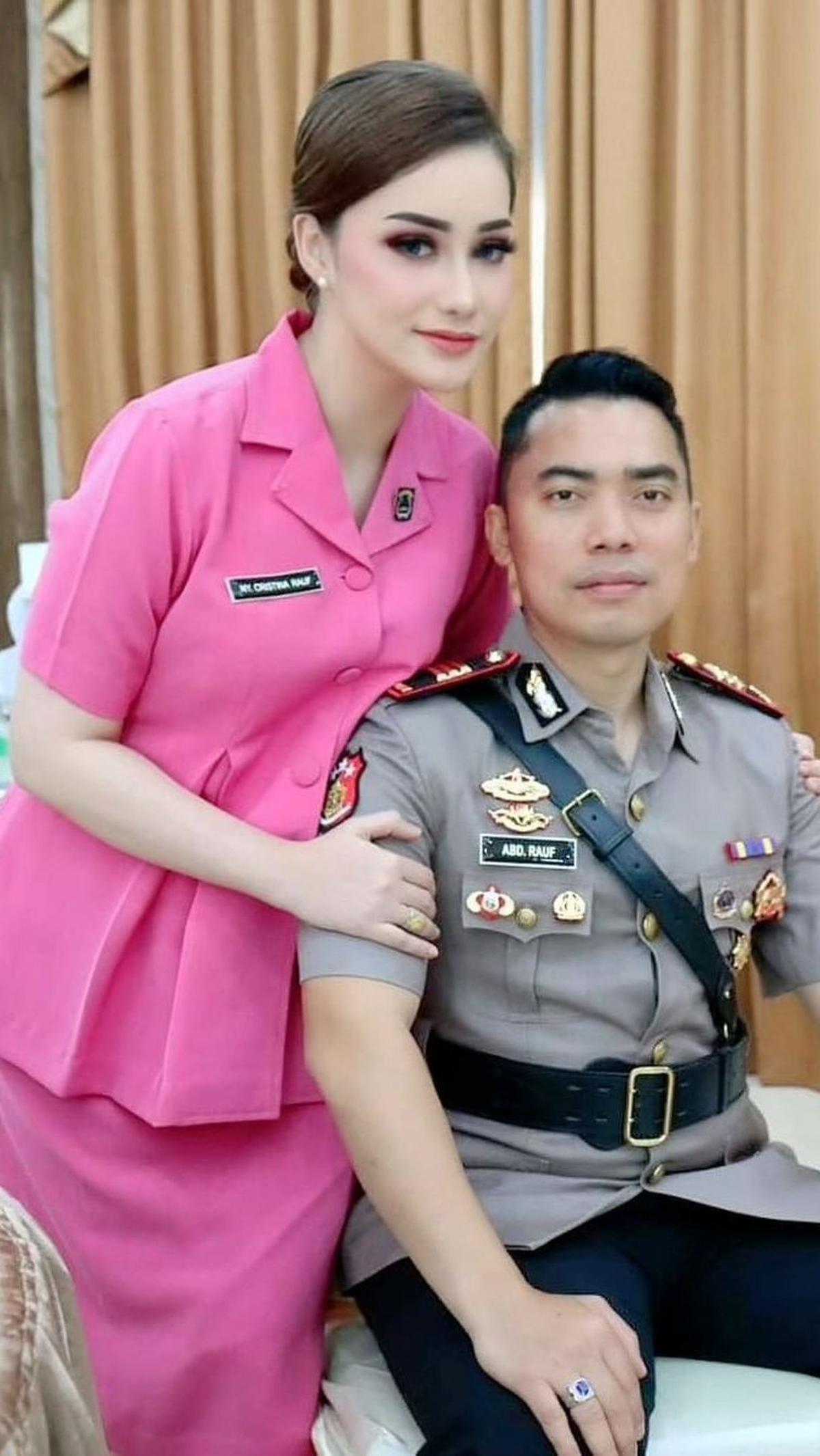 Jika dilihat dari waktu ke waktu, Cristina seolah tak pernah menua. Alih-alih menua, ia kini semakin tampil awet muda setelah melahirkan.