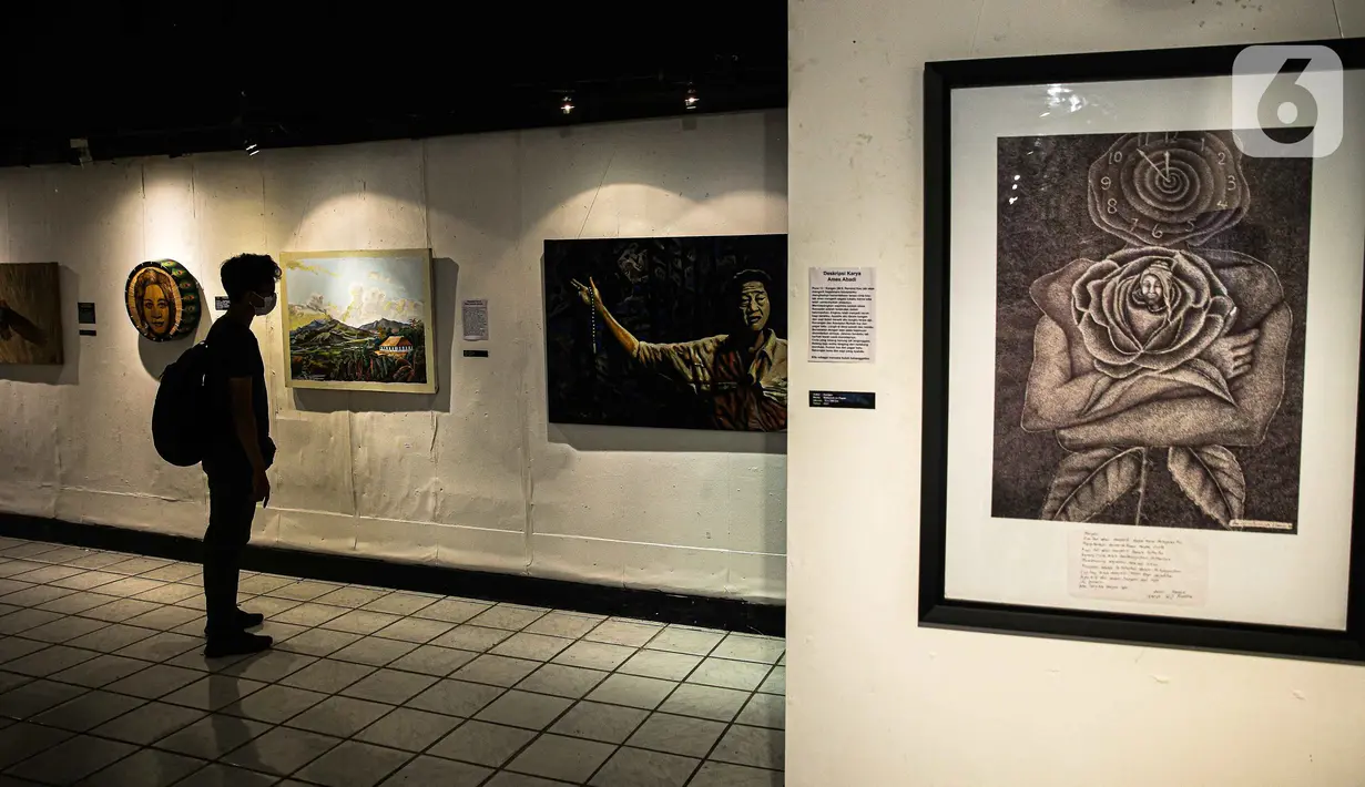 Pengunjung mengamati lukisan yang ditampilkan dalam pameran bertajuk "Hai, Kamu!" di Balai Budaya, Jakarta, Kamis (4/11/2021). Pameran untuk mengenang penyair WS Rendra (1935-2009) ini menampilkan 19 karya dari 15 pelukis yang terinspirasi dari karya puisi WS Rendra. (Liputan6.com/Faizal Fanani)