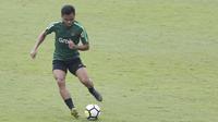 Pemain Timnas Indonesia U-23, Saddil Ramdani, mengontrol bola saat latihan di Stadion Madya, Jakarta, Rabu (13/3). Latihan ini merupakan persiapan jelang Kualifikasi Piala AFC U-23. (Bola.com/Vitalis Yogi Trisna)