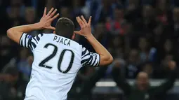 Striker Juventus, Marko Pjaca berselebrasi usai mencetak gol ke gawang Porto pada leg pertama babak 16 besar Liga Champions di Estadio do Dragao, Porto, Rabu (22/2). Pjaca mencetak gol memanfaatkan bola liar di kotak penalti Porto. (AP Photo/Paulo Duarte)