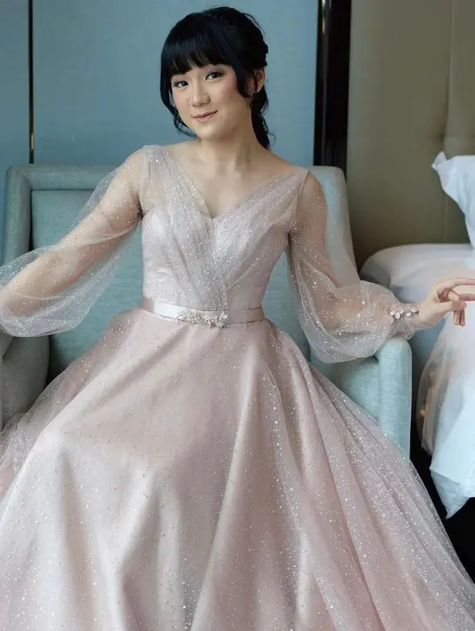 Cindy Gulla terlihat manis kenakan dress senada dengan aksen longsleeve pada bagian lengan. (Instagram/ayungberinda).