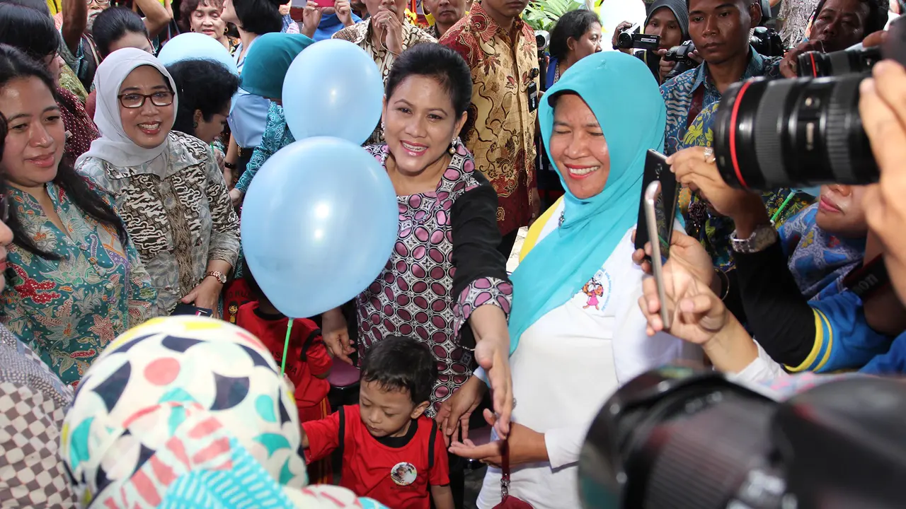Ibu Negara Canangkan PIN di Kampung Halaman Presiden Jokowi 