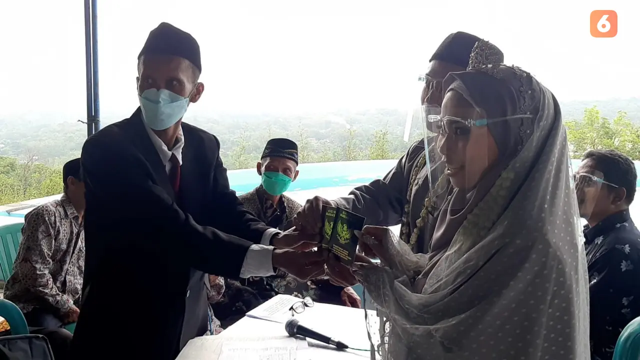 Patahkan Mitos, Sejoli Ini Menikah di Gunung Pegat