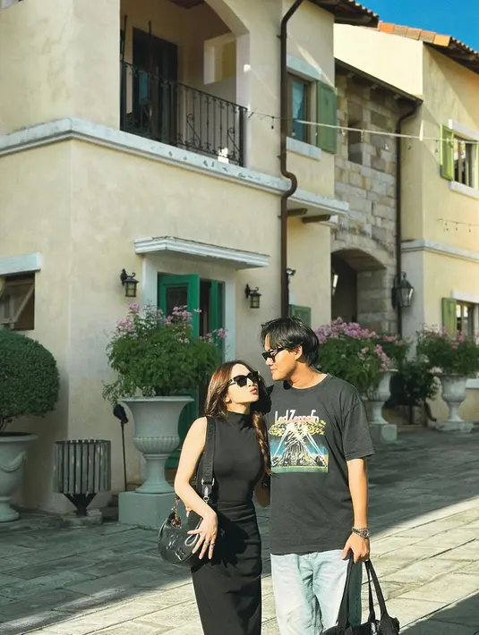 Sama-sama mengenakan baju hitam, keduanya begitu serasi bak pasangan pengantin baru tengah bulan madu. Keduanya tampak begitu bahagia bisa menghabiskan waktu bersama di tengah kesibukan manggung yang padat. Tak heran jika warganet menyebut mereka sebagai couple goals. (Liputan6.com/IG/@rizkyfbian)