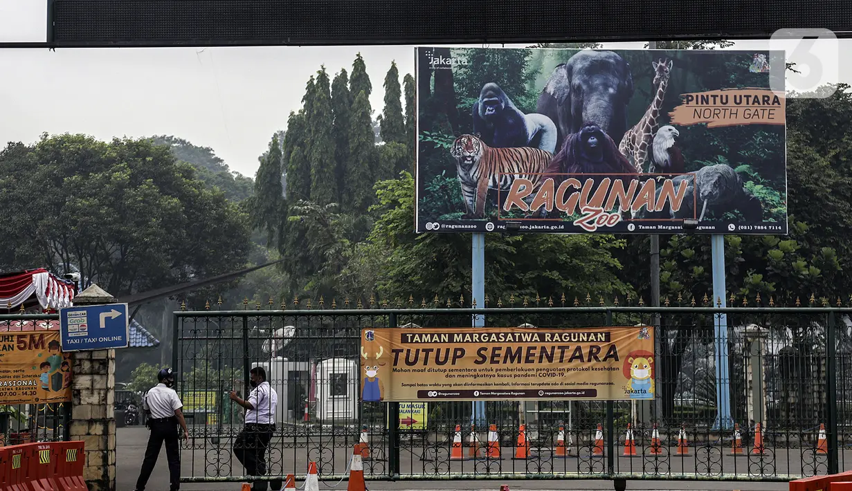 Petugas keamanan berjaga di Taman Margasatwa Ragunan, Jakarta, Sabtu (26/6/2021). Taman Margasatwa Ragunan tutup sementara menyusul Pemberlakuan Pembatasan Kegiatan Masyarakat (PPKM) Mikro terkait melonjaknya kasus COVID-19 di Jakarta. (Liputan6.com/Johan Tallo)