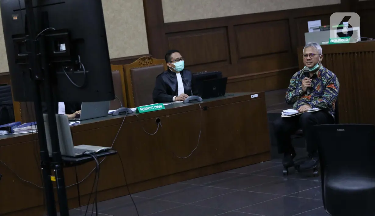 Ketua KPU, Arief Budiman (kanan) memberi keterangan sebagai saksi pada persidangan kasus suap pergantian antarwaktu anggota DPR dengan terdakwa mantan komisioner KPU Wahyu Setiawan di Pengadilan Tipikor Jakarta, Kamis (4/6/2020). Sidang beragenda keterangan saksi. (Liputan6.com/Helmi Fithriansyah)