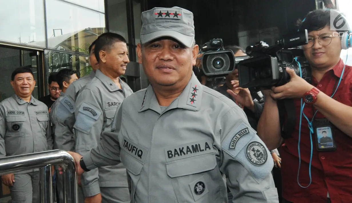 Kepala Badan Keamanan Laut (Bakamla) Laksamana Madya Achmad Taufiqoerrochman seusai bertemu pimpinan KPK di Jakarta, Kamis (17/1). Kunjungan tersebut merupakan langkah pengenalan yang dilakukannya sebagai pejabat baru. (Merdeka.com/Dwi Narwoko)