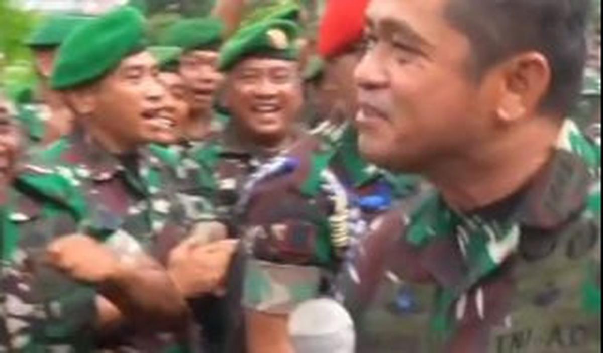 Saat bernyanyi, Maruli bahkan tak segan untuk berjoget. Dia ikut menarik salah satu prajurit dari kerumunan.&nbsp;