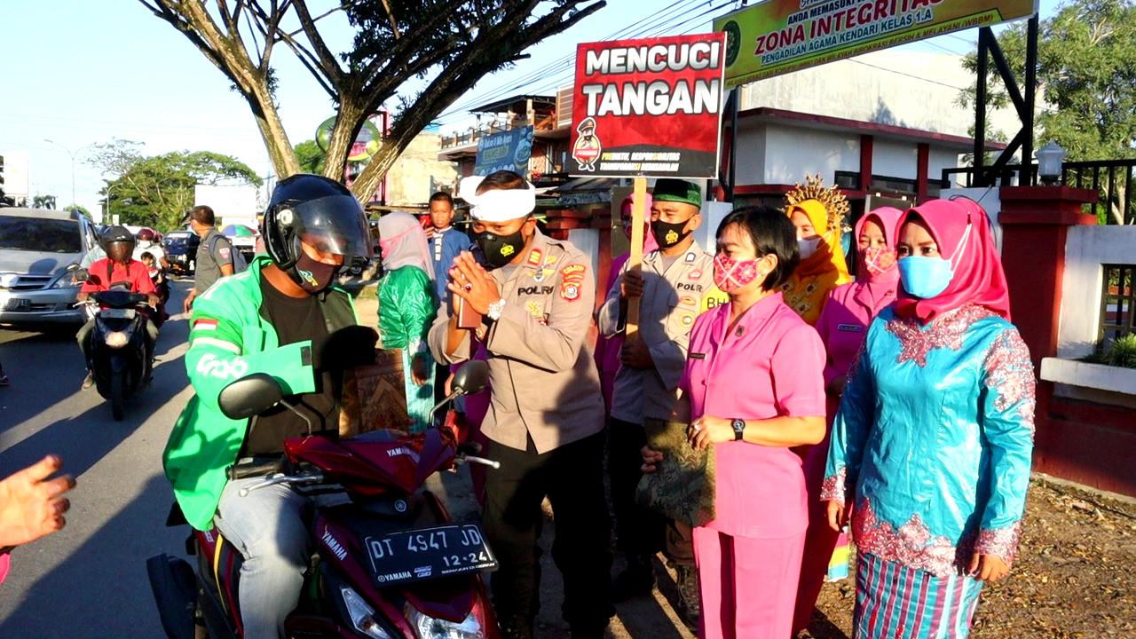 Kapolsek Baruga, mengajak umat Hindu dan Kristen berbagi takjil berbuka puasa di Kota Kendari, Jumat (30/4/2021).(Liputan6.com/Dok. Polsek Baruga)