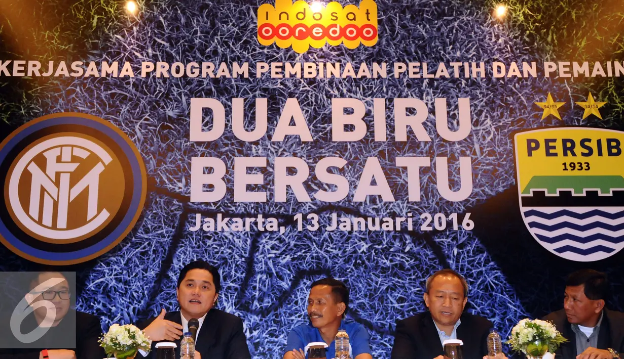 Presiden Inter Milan, Erick Thohir (kedua kiri) memberikan keterangan seputar program pembinaan pelatih-pemain di Italia, Jakarta, Rabu (13/1/2016). Djadjang Nurdjaman serta tiga pemain Persib mengikuti program tersebut. (Liputan6.com/Helmi Fithriansyah)