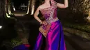 Sementara itu, Ruth Sahanaya tampil dalam gaya yang lebih klasik, dengan aksen kain Bali yang menyatu sempurna dengan kain ungu cerah yang menghiasi gaunnya. Keanggunannya memancarkan aura lembut dan bersahaja.  [@mamauthe/@3divaofficial].