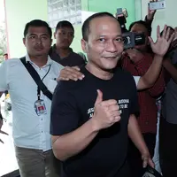 Penyanyi Iwa Kusuma atau biasa dikenal Iwa K Tiba di RSKO Cibubur, sekitar pukul 12.30 WIB. Berbeda dengan sebelumnya yang mengenakan masker, kali ini ia terlihat lebih ceria sembari mengumbar senyum. (Deki Prayoga/Bintang.com)