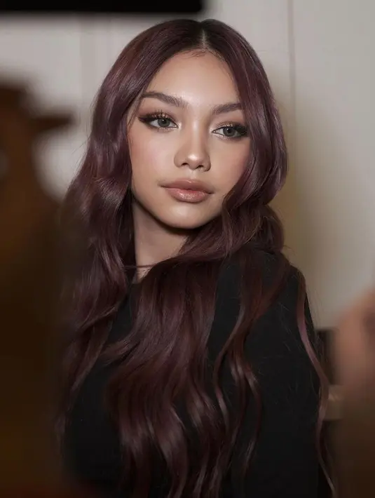 Gadis 17 tahun itu tampak semakin cantik dan dewasa dengan rambut warna burgundy yang ditata wavy. [Foto: IG/Naura Ayu].