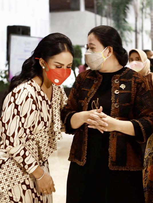 Krisdayanti menemani Puan Maharani, sebagai Ketua DPR RI, dan juga satu partai dengannya. (Foto: Instagram/@krisdayantilemos)