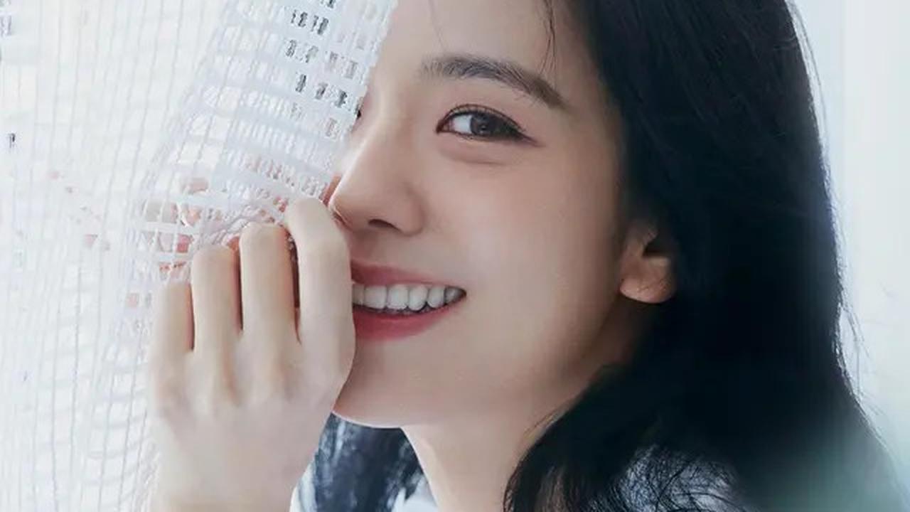 Jisoo BLACKPINK Pakai Ikat Pinggang Mungil Rp11 Jutaan Saat Promosi Drakor Newtopia
