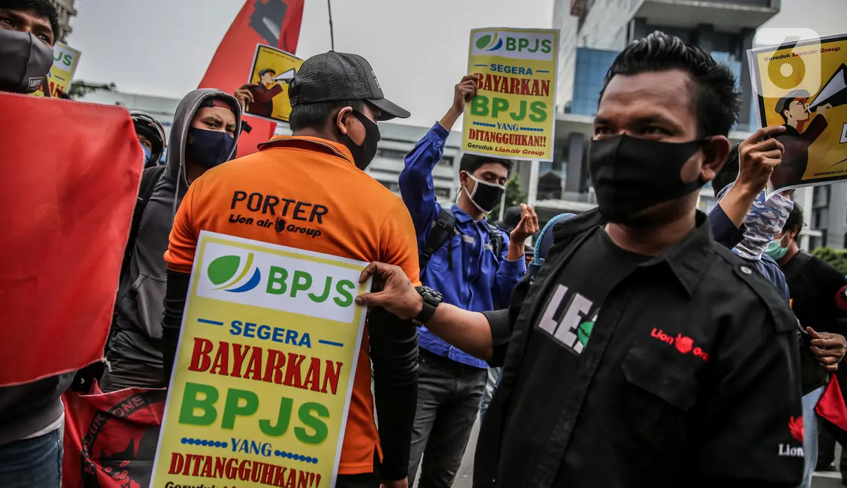 Pekerja alih daya (outsourcing) maskapai penerbangan Lion Air saat menggelar unjuk rasa di Gedung Lion Tower, Jakarta, Senin (13/7/2020). Aksi yang diikuti ratusan orang ini menuntut hak yang disebut belum dibayarkan oleh manajemen perusahaan. (Liputan6.com/Faizal Fanani)