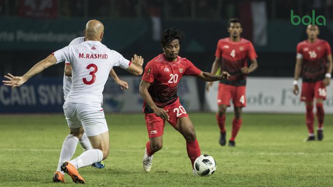 Penyerang Indonesia, Ilham Udin, berusaha melewati pemain Palestina, Rashid, pada laga Asian Games di Stadion Patriot, Jawa Barat, Rabu (15/8/2018). Indonesia takluk 1-2 dari Palestina. (Bola.com/Vitalis Yogi Trisna)