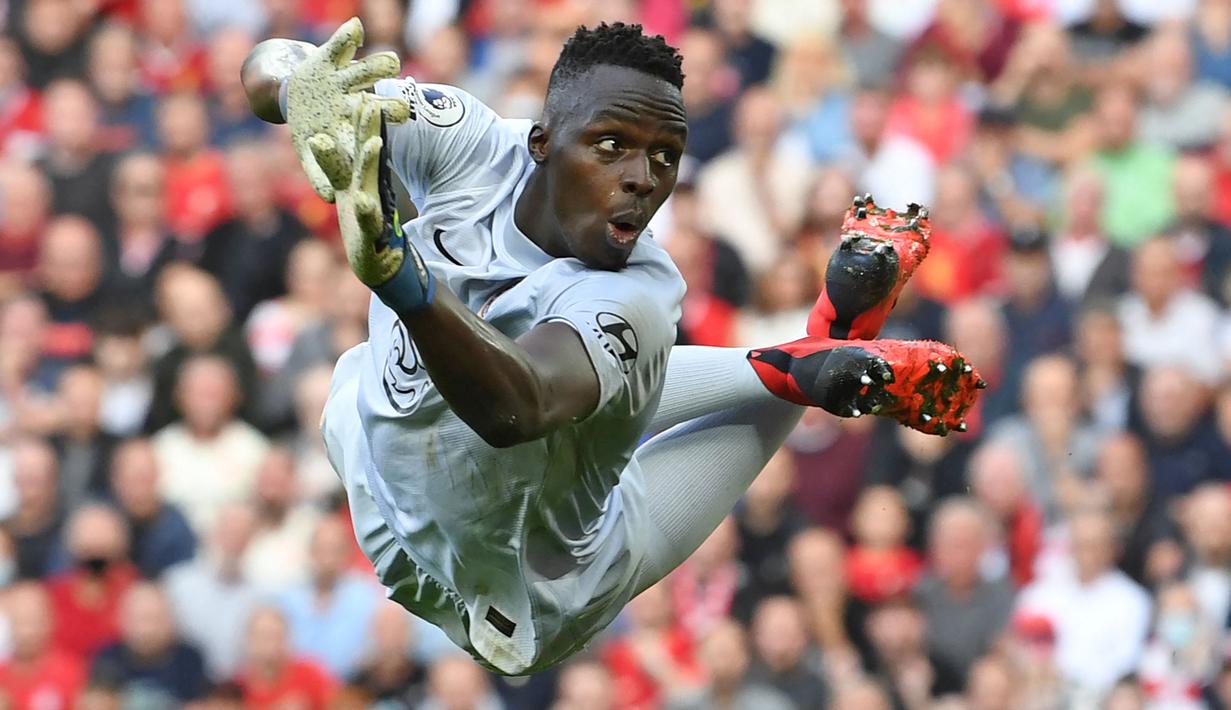 Edouard Mendy merupakan kiper berumur 30 tahun ke atas paling berharga saat ini. Kiper kelahiran 1992 tersebut tercatat memiliki nilai pasar sebesar 32 juta euro. Mendy juga mampu tampil gemilang dengan membuat 15 clean sheet dalam 30 penampilannya musim ini bersama Chelsea. (AFP/Paul Ellis)