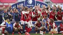 Ekspresi para pemain Arsenal ketika Piala FA terjatuh saat perayaan gelar juara di Stadion Wembley, London, Minggu (2/8/2020). Arsenal menjadi Juara Piala FA setelah menaklukkan Chelsea dengan skor 2-1. (Adam Davy/Pool via AP)