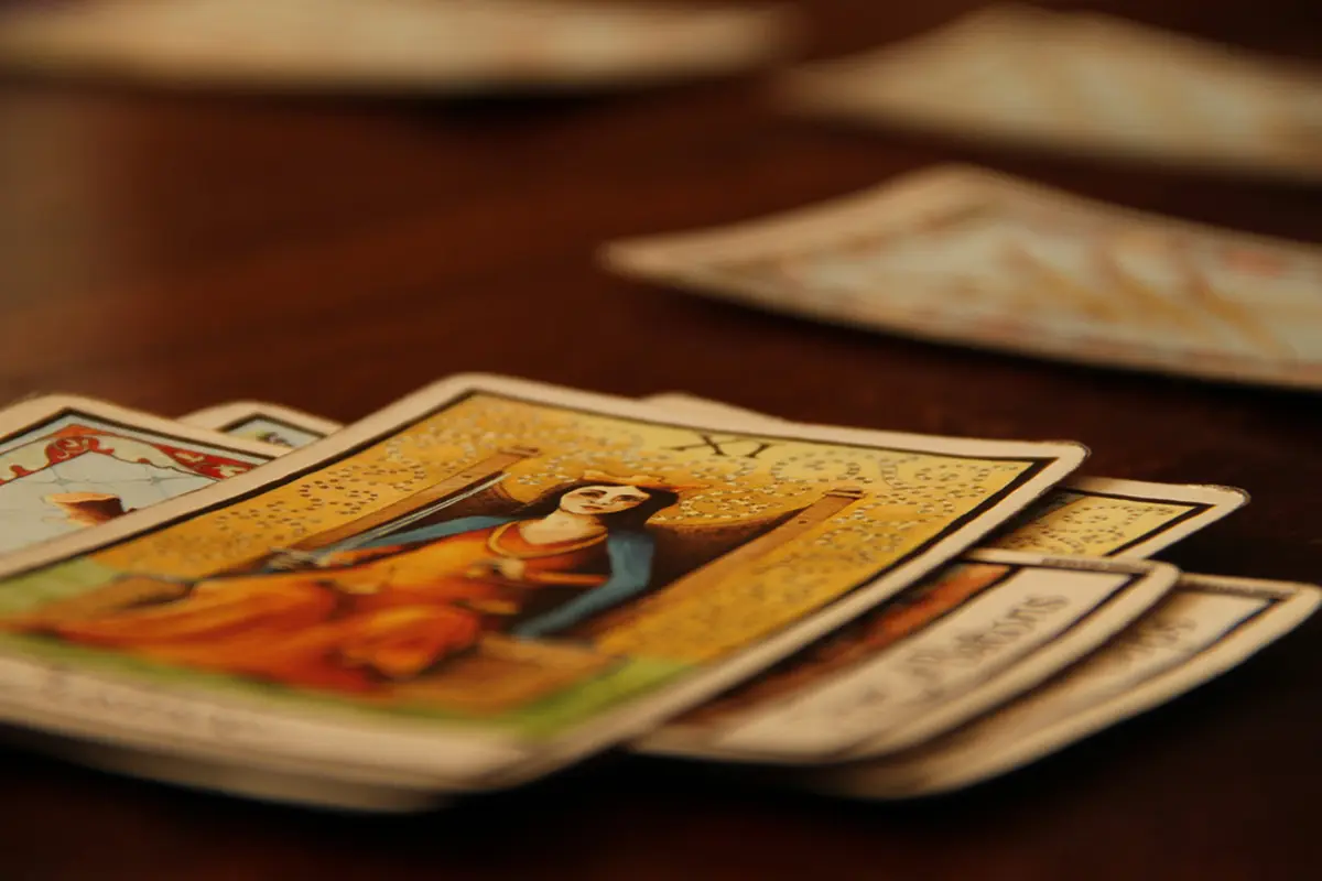 [Bintang] Tarot Hari Ini: The Sun, the Hanged Man, Queen of Cups