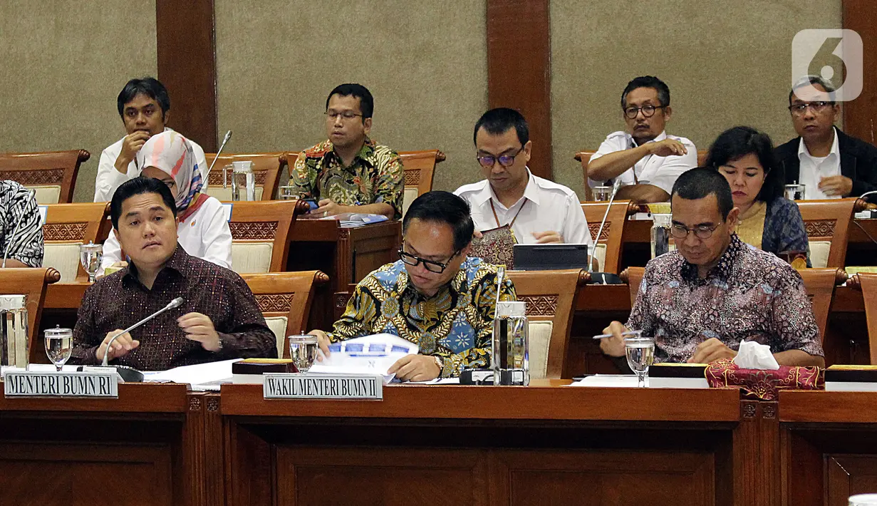 Menteri BUMN, Erick Thohir (kiri) bersama Wakil Menteri BUMN Kartika Wirjoatmodjo (tengah) mengikuti rapat dengan Komisi VI DPR di kompleks Parlemen, Senin (2/12/2019). Rapat membahas Penyertaan Modal Negara (PMN) pada Badan Usaha Milik Negera tahun anggaran 2019 dan 2020. (Liputan6.com/Johan Tallo)