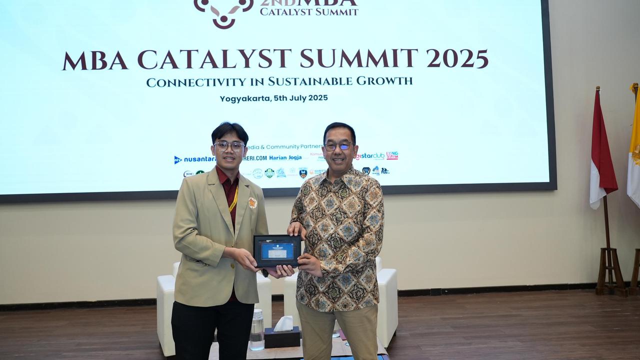 Wakil Direktur Utama Telkom Muhammad Awaluddin saat menjadi narasumber pada acara MBA  Catalyst Summit 2025
