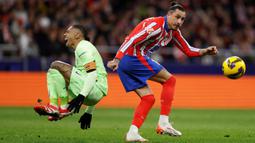 Laga pekan ke-28 La Liga 2024/2025 antara Atletico de Madrid melawan Barcelona berlangsung sengit. (OSCAR DEL POZO/AFP)