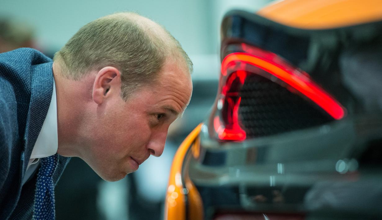 Pangeran William melihat mobil McLaren 720S yang sedang dirakit di McLaren Automotive Production Center di Woking (12/9). McLaren 720S ini masuk jajaran mobil terbaik yang pernah diciptakan McLaren. (AFP Photo/Pool/Chris J Ratcliffe)