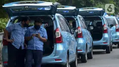 Sopir taksi menunggu penumpang di kawasan Jalan Jenderal Sudirman, Jakarta, Jumat (1/5/2020). Para pengemudi taksi mengaku sulit mendapatkan penumpang di tengah penerapan Pembatasan Sosial Berskala Besar (PSBB) akibat pandemi COVID-19. (merdeka.com/Imam Buhori)