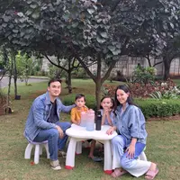 Berikut beberapa potret kemesraan Rendy dan Lady yang menikah sejak tahun 2014 silam. Dari pernikahannya, pasangan ini telah dikaruniai tiga orang anak, yakni Reignoah Kjaernett, Selena Emmanuela Kjaernett, dan Gavriel Jacob Kjaernett. [Instagram/rendykjaernett1]