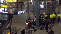 Aparat kepolisian mengecek situasi setelah alarm pembajakan pesawat berbunyi di Bandara Schiphol, Amsterdam, Rabu (6/11/2019). Pilot maskapai Spanyol, Air Europa, tidak sengaja membunyikan alarm pembajakan pesawat di bandara sehingga memicu operasi keamanan besar-besaran. (AP/Peter Dejong)