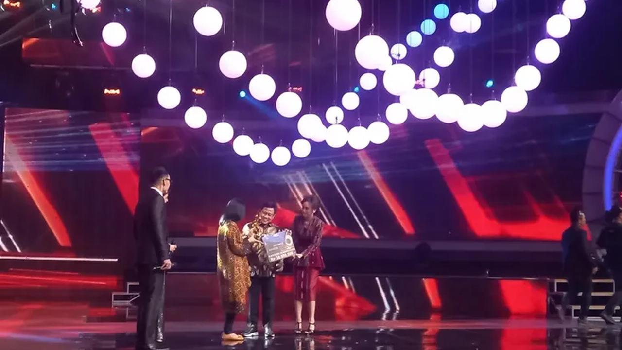 Cak Imin sangat bangga dan terharu kepada Devi sebagai sosok penolong anak yang lahir dari luar pernikahan. Menurut Cak Imin, seseorang yang lahir di dunia adalah orang suci.<br>