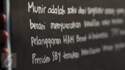 Tulisan berisi pesan-pesan para aktivis saat aksi Kamisan ke-455 di depan Istana Negara, Jakarta (18/8). Peringatan 71 tahun Kemerdekaan RI, aktivis berharap agar pemerintah menyelesaikan kasus HAM. (Liputan6.com/Immanuel Antonius)