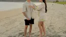 Kencan di alam, seperti pantai juga tak masalah. Rachel mengenakan outfit kasual, outer lengan panjang dipadu celana pendek yang serasi. Salim dengan kemeja lengan pendek dan celana pendek hitam. Foto: Instagram.