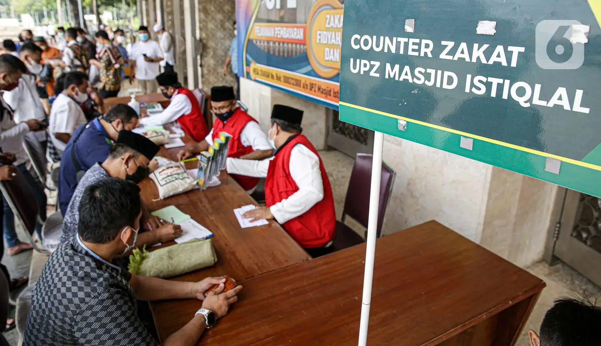 Umat muslim membayar zakat fitrah kepada amil zakat di Masjid Istiqlal, Jakarta, Jumat (7/5/2021). Panitia Zakat Masjid Istiqlal mulai membuka layanan pembayaran zakat fitrah dengan pembayaran senilai Rp 50 ribu atau 3,5 liter beras. (Liputan6.com/Faizal Fanani)