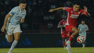 Bek PSIM Yogyakarta, Jop van der Avert mengejar laju dari striker Semen Padang, Kasim Botan dalam laga pekan ke-24 BRI Super League 2025/2026 di Stadion Gelora H. Agus Salim, Padang, Rabu (4/3/2026). (Dok. Semen Padang).