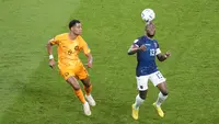Pemain timnas Ekuador,&nbsp;Enner Valencia (kanan)&nbsp;mengontrol&nbsp;bola diudara dibayangi pemain Belanda, Cody Gakpo dalam pertandingan grup A Piala Dunia 2022 yang berlangsung di Khalifa International, Qatar, Jumat (25/11/2022). (AP Photo/Aijaz Rahi)