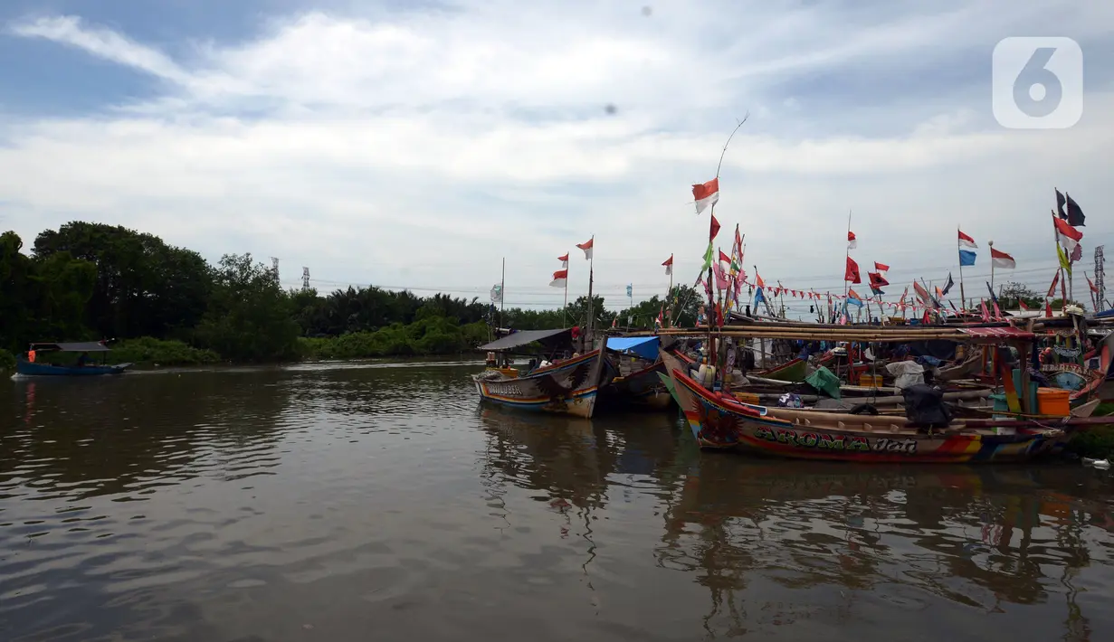 Sejumlah perahu nelayan bersandar di Dermaga Muara Angke, Jakarta, Selasa (19/2021). Memasuki musim pancaroba ditambah kencangnya angin, nelayan mengatakan hasil tangkapan ikan menjadi tidak menentu. (merdeka.com/Imam Buhori)