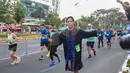 Seorang peserta mengenakan kostum unik saat mengikuti Jakarta Running Festival (JRF) 2026 di kawasan Jalan Jenderal Sudirman, Jakarta, Sabtu (24/10/2026). Beragam kostum nyentrik turut mencuri perhatian dan menambah kemeriahan ajang lari tersebut. (KLY/Budy Santoso)